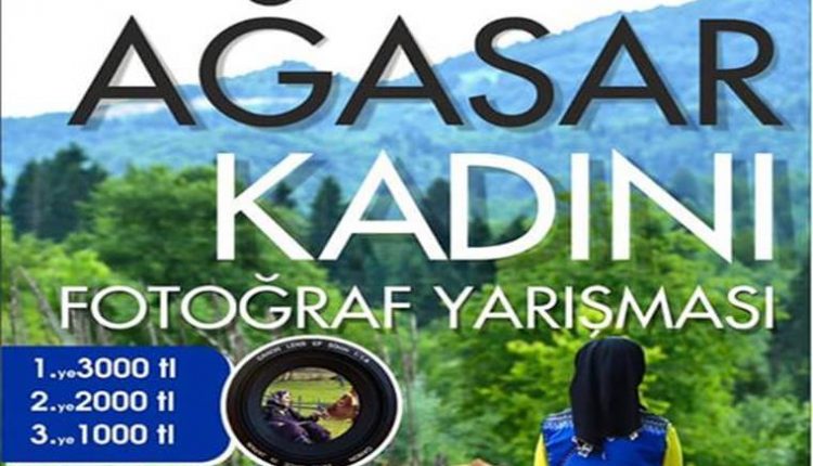Ağasar Kadını Fotoğraf Yarışması duyuru görselidir. Görselde yeşil Karadeniz dağlarında inekleri önüne katmış arkası dönük bir kadın görülmekte.