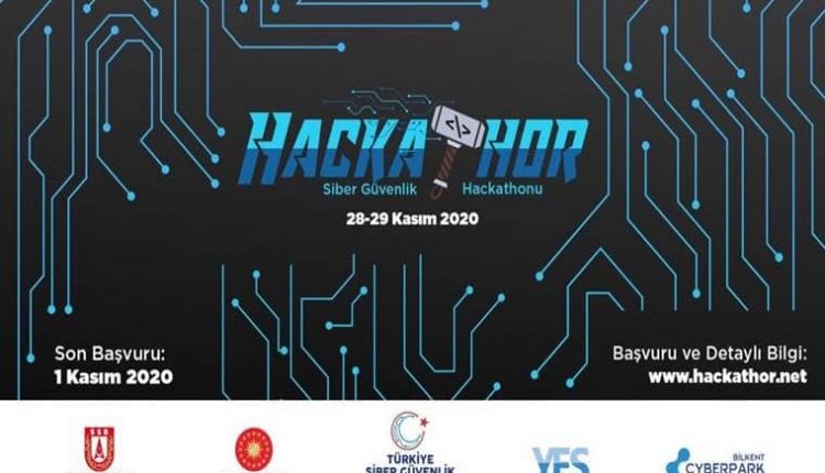 Hackathor Siber Güvenlik Yarışması duyuru görselidir. Görselde anakartların üzerinde yer alan bağlantı yollarına benzer çizgisel yollar vardır. Siyah fonda mavi yazıyla hackathor yazmaktadır. Bu kelimenin T harfi Thor filmindeki başrolün elinde duran balyoza benzetilmiştir.