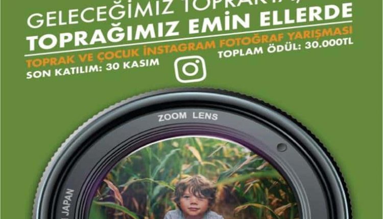 "Toprak ve Çocuk" Instagram Fotoğraf Yarışması duyuru görselidir. Görselde yeşil bir fonda fotoğraf makinası lensi görülmekte. Lensin içinde tarlada duran bir çocuk resmi yer almaktadır.