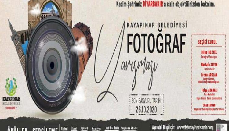 Kayapınar Belediyesi Ulusal Fotoğraf Yarışması duyuru görselidir. Görselde fotoğraf makinası vizörünün etrafında Diyarbakır iline ait tarihi ve doğal güzelliklere ait görüntüler görünmekte.