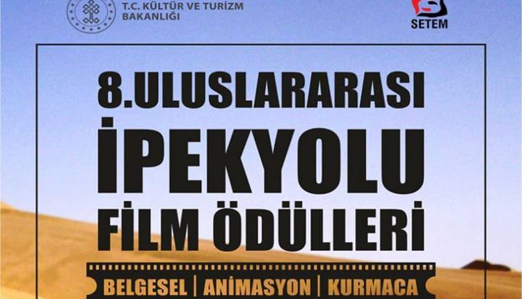 Uluslararası İpek Yolu Film Ödülleri duyuru görselidir. Görselde sarı çöl ve mavi gökyüzü görülmekte ve program adı yazmaktadır.