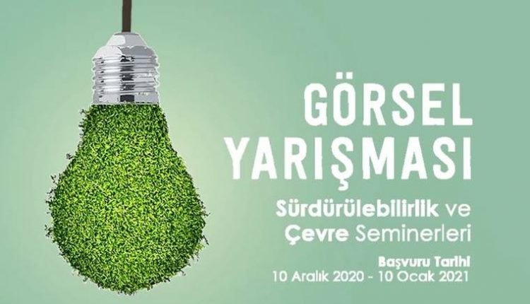 Dönüşüm Evde Başlar Görsel Anlatım Yarışması duyuru görselidir. Görselde yeşil çimlerden oluşan bir ampul görülmekte ve yarışma adı beyaz harflerle yazmaktadır.