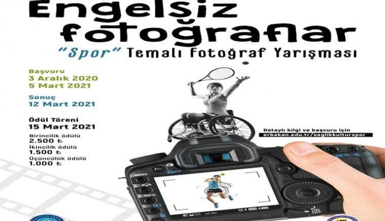 Engelsiz Fotoğraflar Fotoğraf Yarışması duyuru görselidir. Beyaz fon üzerindeki görselde bir fotoğraf makinasının ekran kısmı görülmekte. Fotoğraf makinasının karşısında ise tekerlekli sandalyede servis kullanan ve elinde bir tenis raketi olan kadın görülmekte. Diğer alanlarda da yarışma adı ve diğer bilgiler yer almakta.